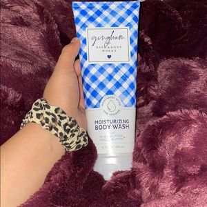 Gingham moisturizing body wash
